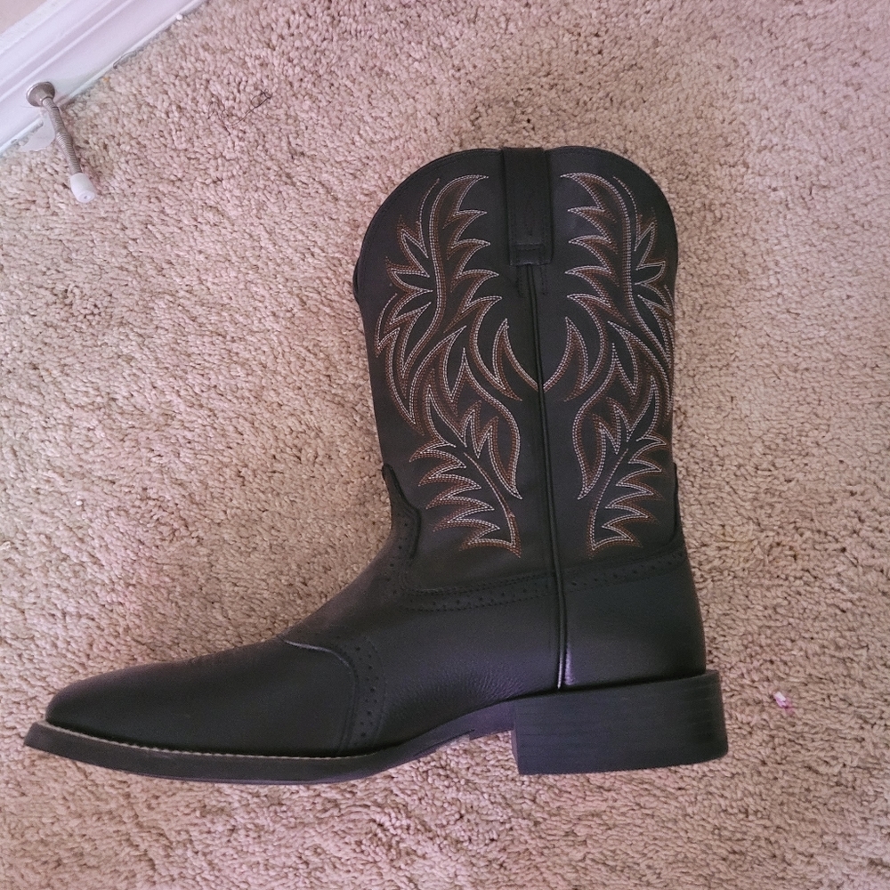 Mens size 14 Ariat mens cowboy boots never worn. Black.